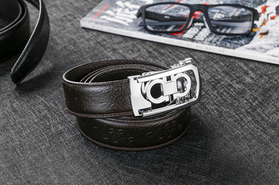 19岁的粉红色 皮带商业摄影中的原创设计展现